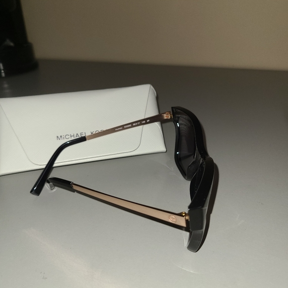 Sunglasses - Picture 3 of 4